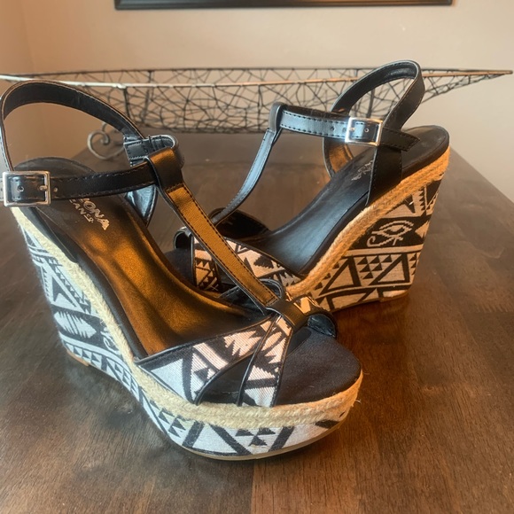 Arizona Jeans Black White Women's Aztec - Picture 2 of 6